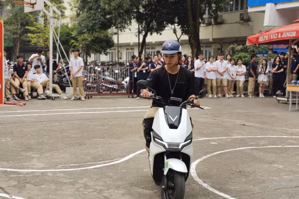 Học sinh Trường Tiểu học-THCS-THPT Khương Hạ thực hành lái xe máy điện theo sa hình. 