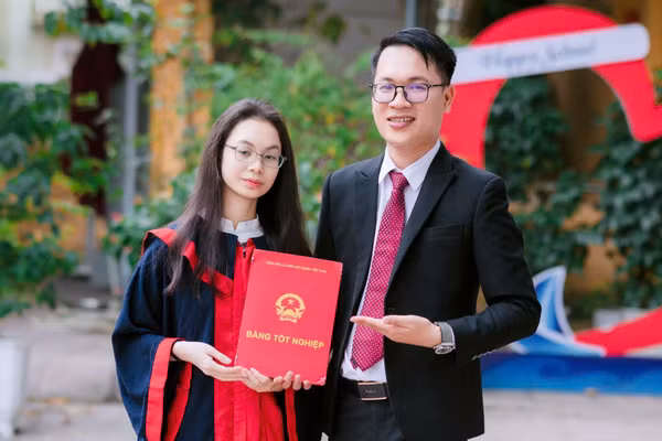 Vũ Nguyễn Khánh Linh và thầy giáo chủ nhiệm Phùng Chí Tân lớp 9A1. Ảnh: NVCC.
