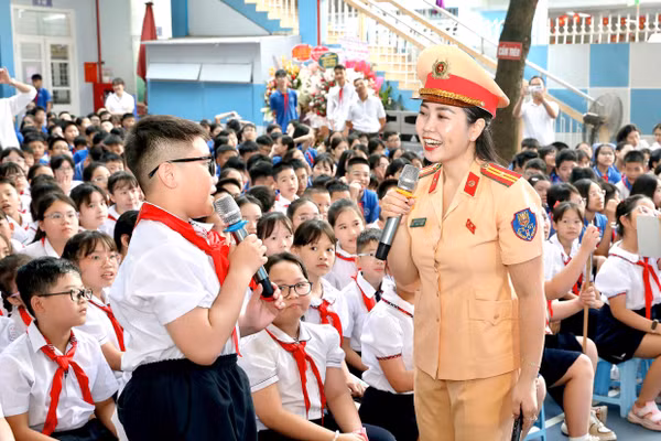 Học sinh Trường Tiểu học & THCS Chương Dương được tuyên truyền về An toàn giao thông. 