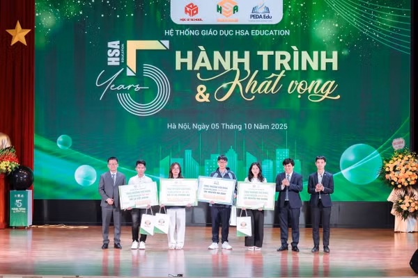Ban lãnh đạo HSA Education trao học bổng cho các học sinh xuất sắc tại buổi lễ. 