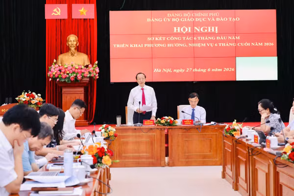 Phó Bí thư Thường trực Đảng ủy Bộ GD&ĐT, Thứ trưởng Thường trực Phạm Ngọc Thưởng phát biểu tại hội nghị. 