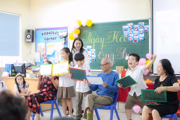 Ông bà và các cháu cùng tham gia nhiều hoạt động trải nghiệm ý nghĩa tại ngày hội. 
