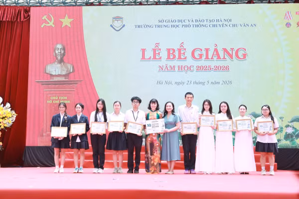 Đại diện nhà trường tuyên dương, khen thưởng các em học sinh đạt thành tích xuất sắc.