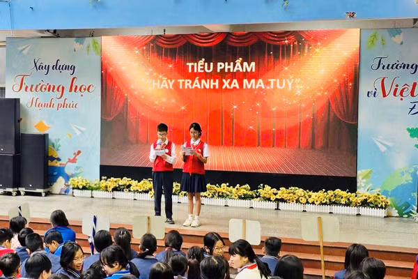 Học sinh đóng tiểu phẩm để lan tỏa thông điệp "Hãy tránh xa ma túy".