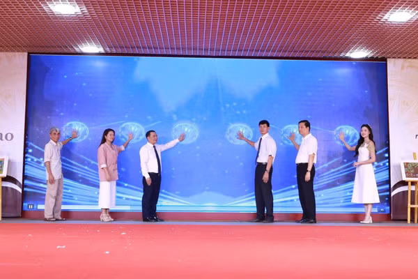 Các đại biểu trong Ban tổ chức thực hiện nghi thức phát động Cuộc thi vẽ tranh về bảo vệ môi trường trong học đường lần thứ 2. 
