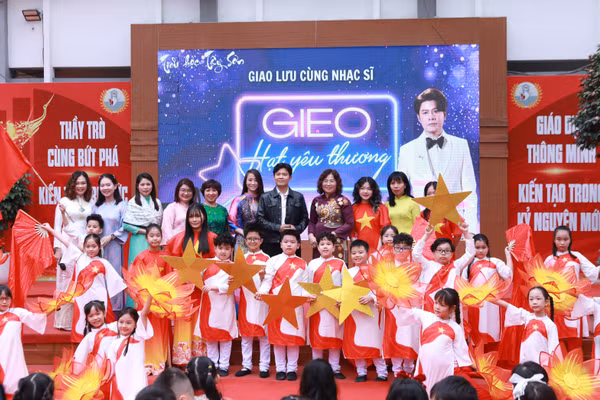 Cán bộ, giáo viên, học sinh nhà trường chụp ảnh cùng Nhạc sĩ Nguyễn Văn Chung.