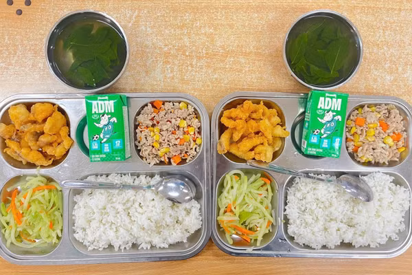 Suất cơm bán trú đầy đặn của học sinh Trường Tiểu học La Phù, xã An Khánh, Hà Nội. 