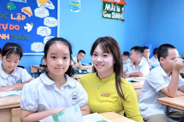 Cô trò Trường Tiểu học Đại Mỗ 3 (Tây Mỗ, Hà Nội) trong buổi học đầu tiên của năm học mới 2025-2026. Ảnh: Đình Tuệ.