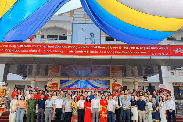 Thầy trò Trường THCS Đỗ Ngọc Du quyết tâm đoàn kết để nâng cao chất lượng giáo dục toàn diện.