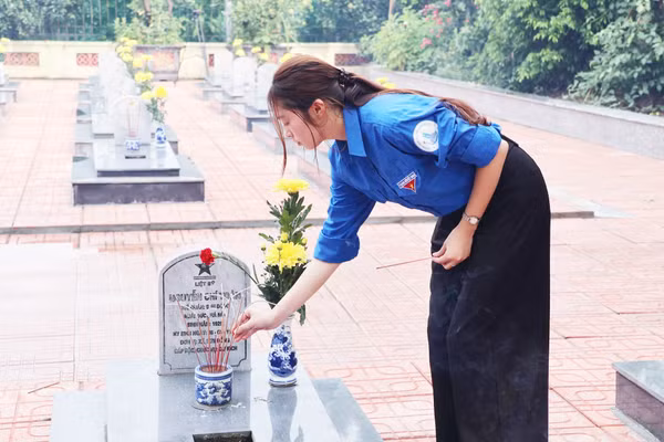Từng phần mộ liệt sĩ được các đoàn viên thanh niên thắp những nén nhang tri ân nhân dịp 27/7.