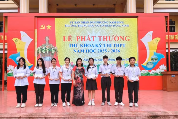 Đại diện Ban giám hiệu nhà trường trao thưởng cho các em học sinh có thành tích xuất sắc. 