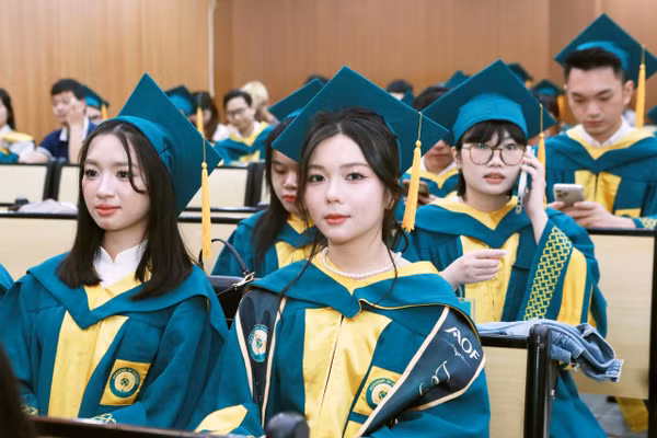 Các tân thạc sĩ dự buổi lễ nhận bằng tại Học viện Tài chính sáng 13/9. Ảnh: Đình Tuệ.
