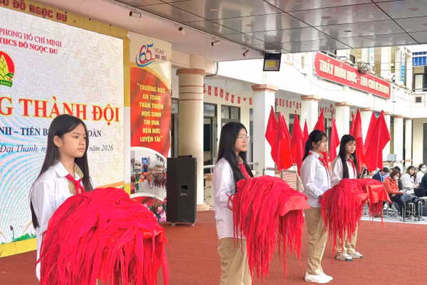Học sinh Trường THCS Đỗ Ngọc Du (Đại Thanh, Hà Nội) trong lễ trưởng thành Đội. 