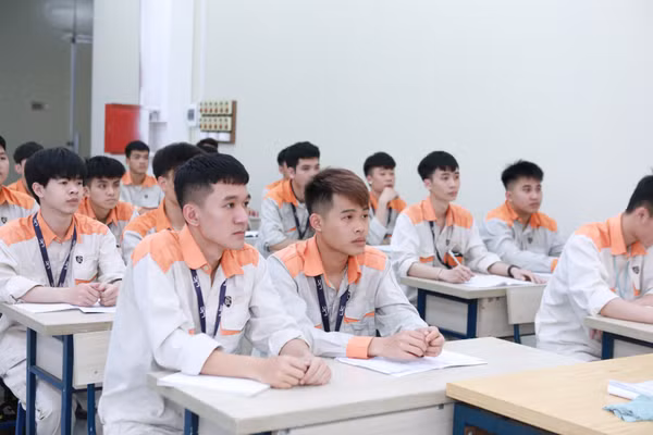 Sinh viên Trường Cao đẳng Lý Thái Tổ (Bắc Ninh) trong giờ học trên lớp. Ảnh: Đình Tuệ.