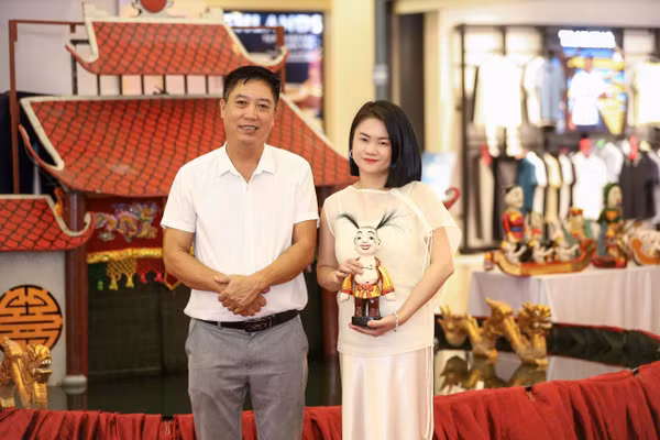 Nghệ sĩ múa rối nước Phan Thanh Liêm và bà Nguyễn Thái Huyền. Ảnh: NVCC.
