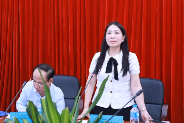 Bà Lê Thị Hằng - Phó Cục trưởng Cục Giáo dục nghề nghiệp và Giáo dục thường xuyên phát biểu tại hội thảo.