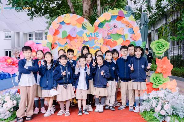 Các em học sinh Trường Tiểu học và THCS Tây Hà Nội. 