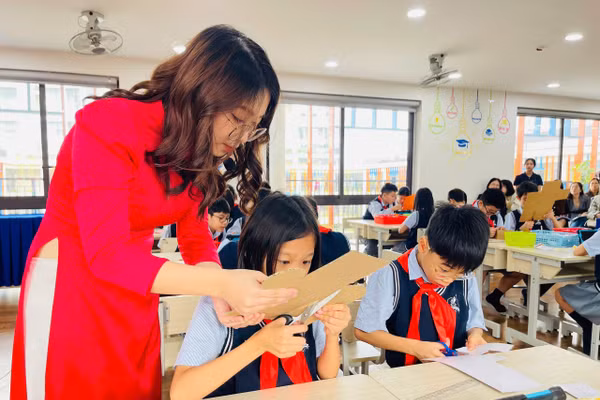Các em học sinh Trường Tiểu học Đô thị Sài Đồng tham gia tiết chuyên đề của cô giáo Trần Thanh Hà. 