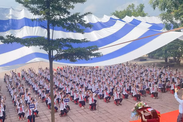 Học sinh Hà Nội trong giờ Sinh hoạt dưới cờ. Ảnh: Đình Tuệ.