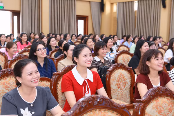 Các thầy cô tập huấn về việc để tiếng Anh trở thành ngôn ngữ thứ hai trong trường học. Ảnh: Đình Tuệ.