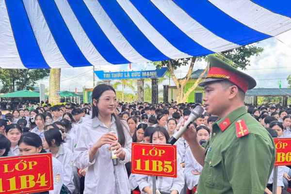 Học sinh Trường THPT Gia Viễn C (Ninh Bình) tìm hiểu về tác hại thuốc lá điện tử từ cán bộ Công an.