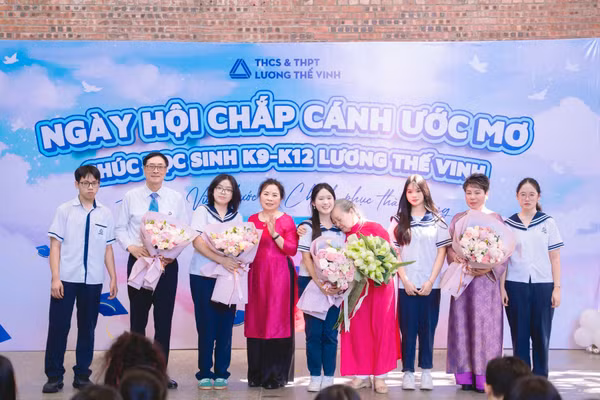 Lãnh đạo Trường THCS & THPT Lương Thế Vinh và các em học sinh. 