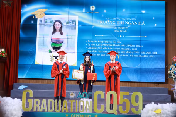 Sinh viên khóa 59 hệ đại học chính quy Học viện Tài chính tại lễ bế giảng và trao bằng tốt nghiệp. Ảnh: Đình Tuệ.