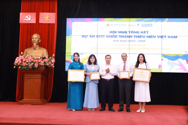Vụ trưởng Vụ Học sinh, sinh viên trao Bằng khen của Bộ trưởng Bộ GD&ĐT và Kỷ niệm chương Vì sự nghiệp Giáo dục cho các tập thể/cá nhân.