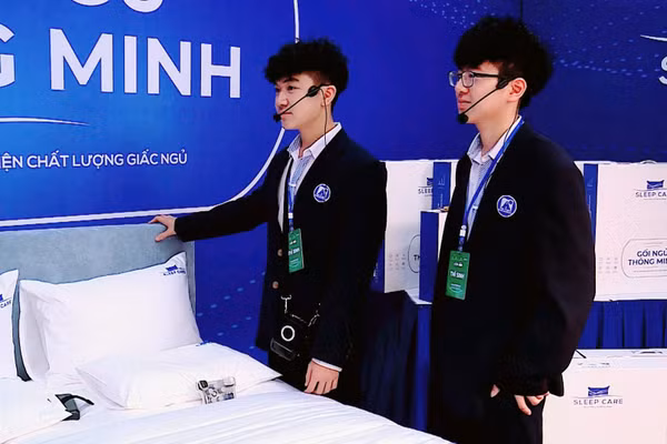 Nhóm học sinh Hà Nội bên sản phẩm Gối ngủ thông minh tham gia ngày hội khởi nghiệp. 