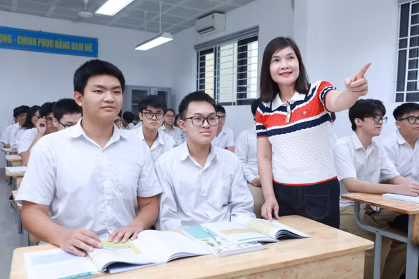 Cô Phạm Mai Hương và các em Đặng Thái Sơn, Trần Dương Lâm trong giờ Hóa học. Ảnh: Đình Tuệ.
