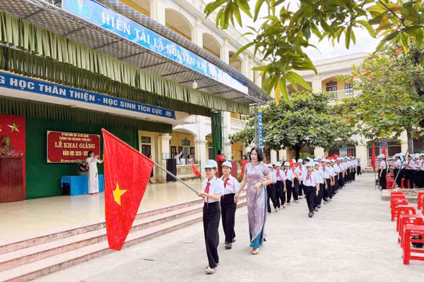 Cô trò Trường THCS Hải Quang, xã Hải Quang, Ninh Bình trong lễ khai giảng năm học mới 2026-2027. Ảnh: NTCC.