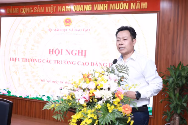 Thứ trưởng Bộ GD&ĐT Lê Quân phát biểu khai mạc hội nghị. Ảnh: Đình Tuệ.