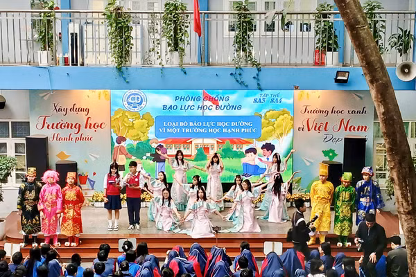 Học sinh cùng lan tỏa thông điệp về phòng chống bạo lực học đường.