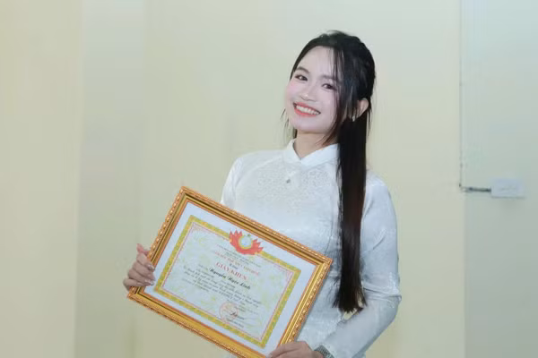 Nguyễn Ngọc Linh đến từ Khoa Kế toán, Học viện Tài chính là một trong các cá nhân tiêu biểu được vinh danh tại chương trình. 