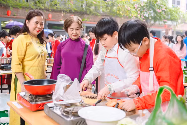 Học sinh Trường THCS&THPT Lương Thế Vinh (Thanh Liệt, Hà Nội) thi nấu ăn.