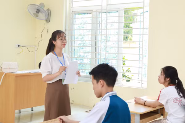 Cán bộ phổ biến quy chế thi tại điểm thi Trường THCS Phùng Hưng, Sơn Tây, Hà Nội. Ảnh: Đình Tuệ.