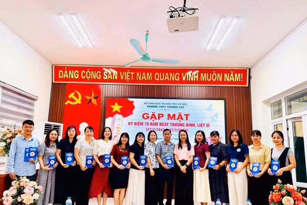Trường THPT Thượng Cát (Hà Nội) gặp mặt nhân kỷ niệm 79 năm Ngày Thương binh liệt sĩ. 