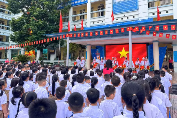 Học sinh Trường Tiểu học Chu Văn An phân hiệu Hoàng Liệt trong một giờ sinh hoạt dưới cờ. Ảnh: NTCC.