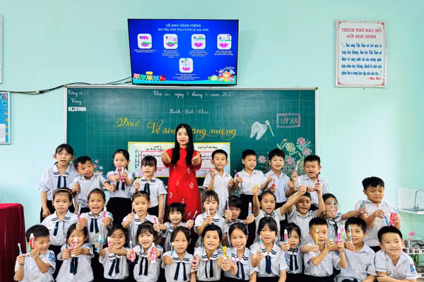 Cô trò cùng lan tỏa thông điệp cùng nhau giữ gìn vệ sinh học đường. 