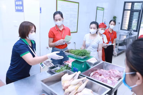 Phụ huynh cùng giám sát thực phẩm tại Trường Mầm non La Phù (An Khánh, Hà Nội). Ảnh: Đình Tuệ.