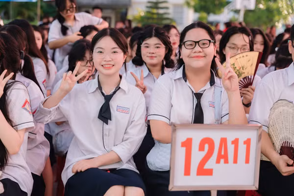 Các em học sinh lớp 12A11, Trường THPT A Trần Hưng Đạo, phường Nam Định, tỉnh Ninh Bình. 