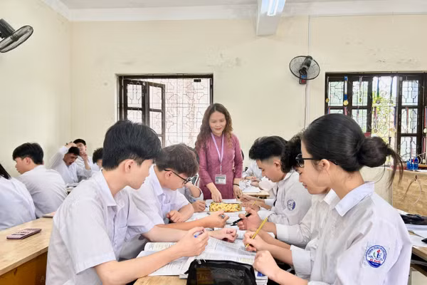 Cô Phạm Thị Liên trong giờ dạy học trên lớp. Ảnh: NVCC.