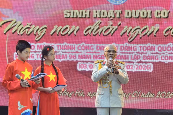 Học sinh lắng nghe các bác cựu chiến binh ôn lại lịch sử, truyền thống vẻ vang của Đảng.