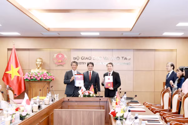 Thứ trưởng Phạm Quang Hưng (phải) và ngài Ito Naoki (trái) - Đại sứ Nhật Bản tại Việt Nam trao Công hàm về Học bổng Phát triển nguồn nhân lực Việt Nam – Nhật Bản. 