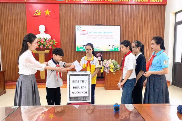 Học sinh bỏ vào hòm thư "Điều em muốn nói" những tâm sự cá nhân của mình. 