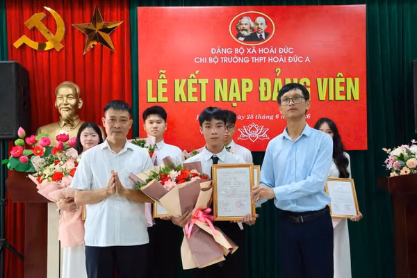 Đại diện Chi bộ Trường THPT Hoài Đức A trao quyết định kết nạp Đảng cho các tân Đảng viên trẻ.