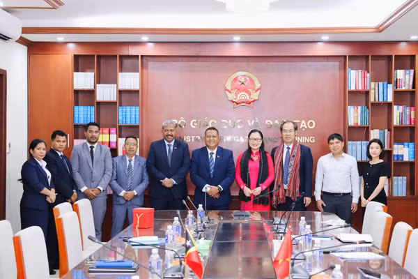 Đại diện Bộ GD&ĐT Việt Nam và đoàn công tác của Timor Leste tại cuộc làm việc.