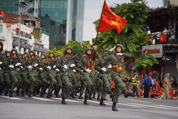 Từng bước đi đều thẳng tắp của các chiến sĩ Quân đội nhân dân Việt Nam chào Nhân dân trên các con phố Hà Nội mà đoàn đi qua. (Ảnh: Xuân Phú)