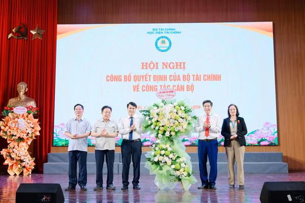 Lãnh đạo, nguyên lãnh đạo Học viện Tài chính chúc mừng tân Phó Giám đốc Học viện Lê Tuấn Hiệp (thứ 3 từ trái sang).
