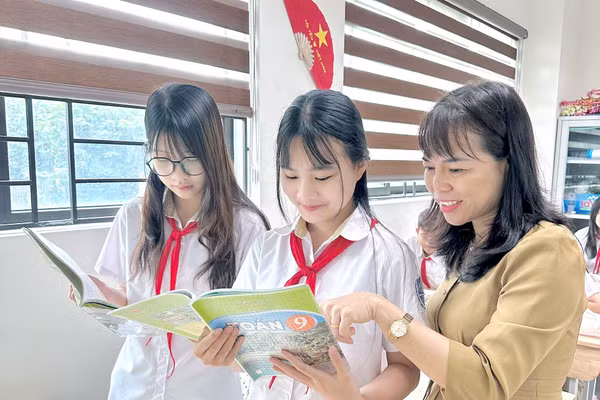 Cô trò lớp 9, Trường THCS Tây Mỗ (phường Tây Mỗ, Hà Nội) trong giờ Toán. Ảnh: Đình Tuệ.